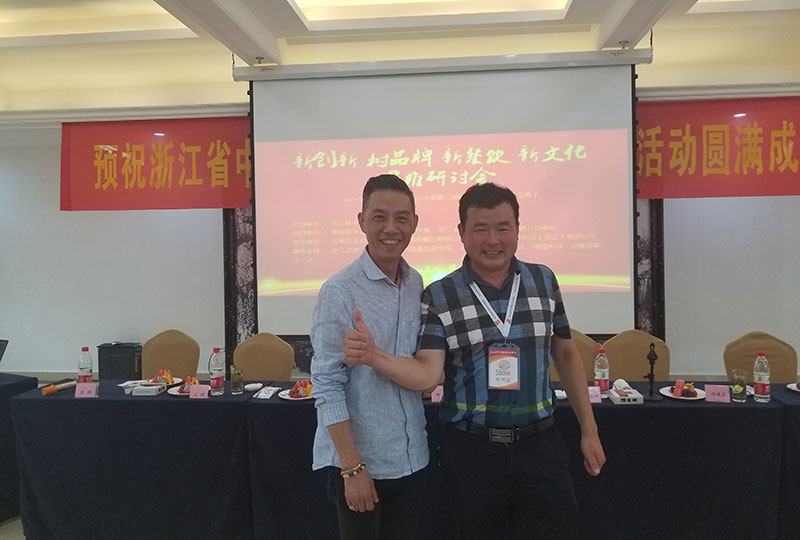 三个黑人玩一个女4P文