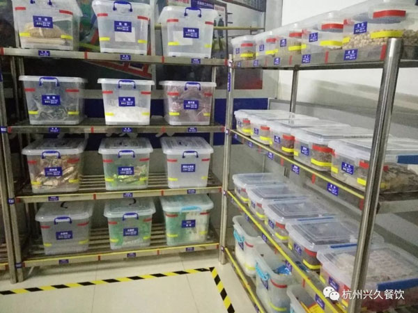 三个黑人玩一个女4P文