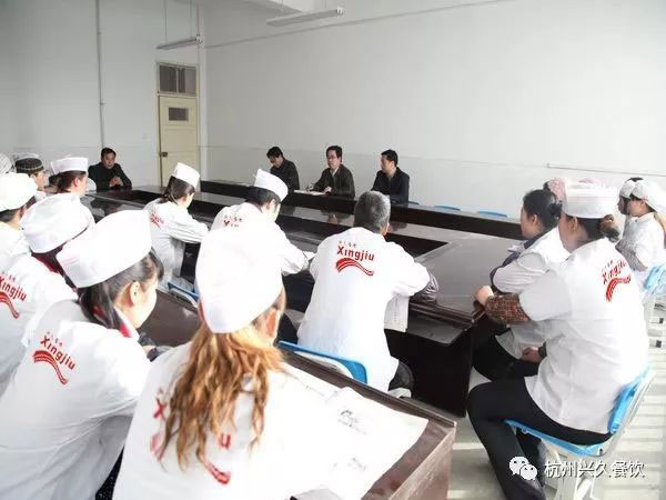 三个黑人玩一个女4P文