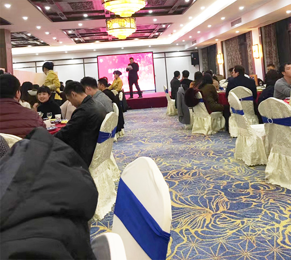 三个黑人玩一个女4P文