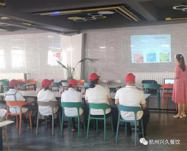 三个黑人玩一个女4P文