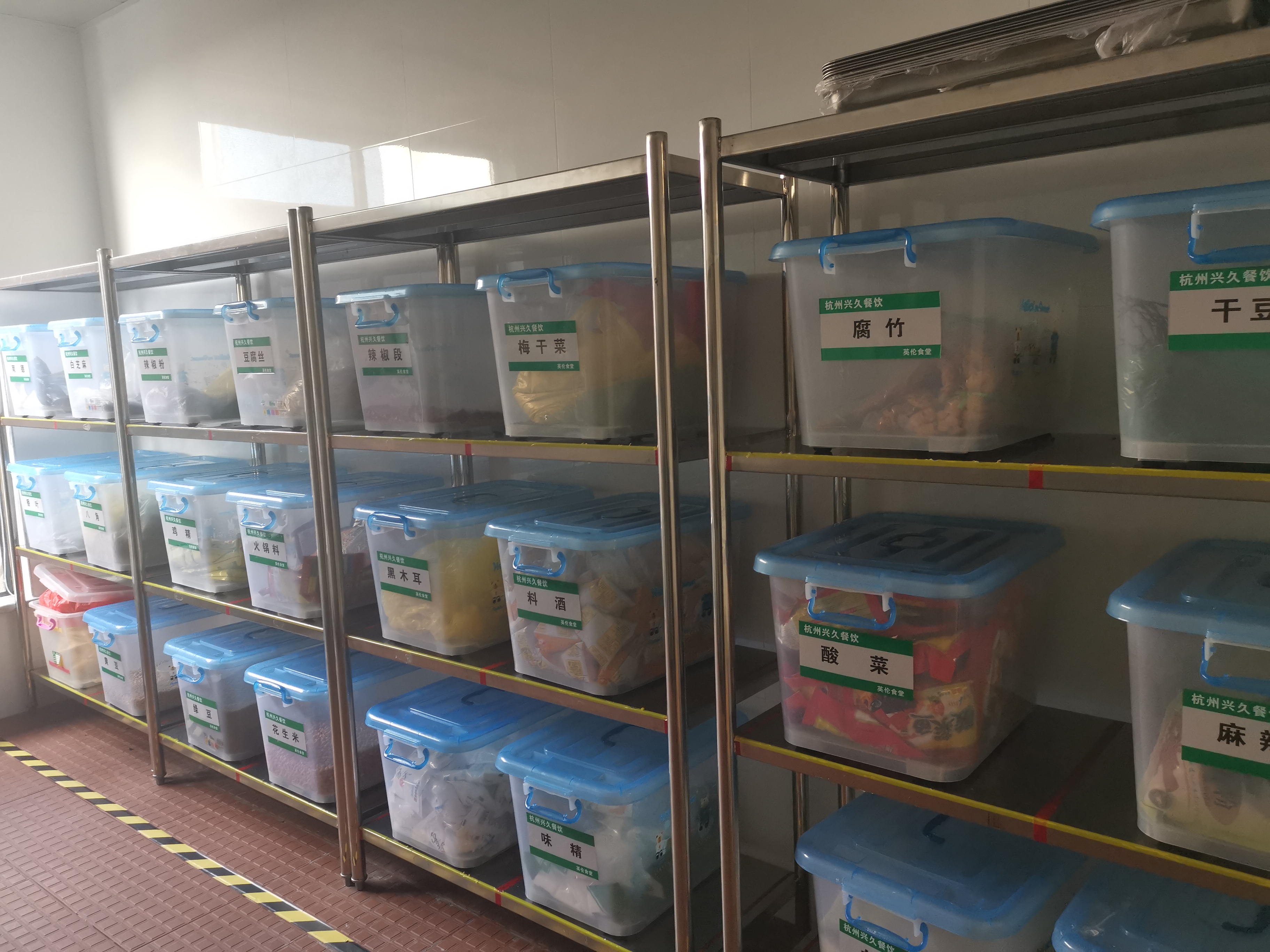 三个黑人玩一个女4P文