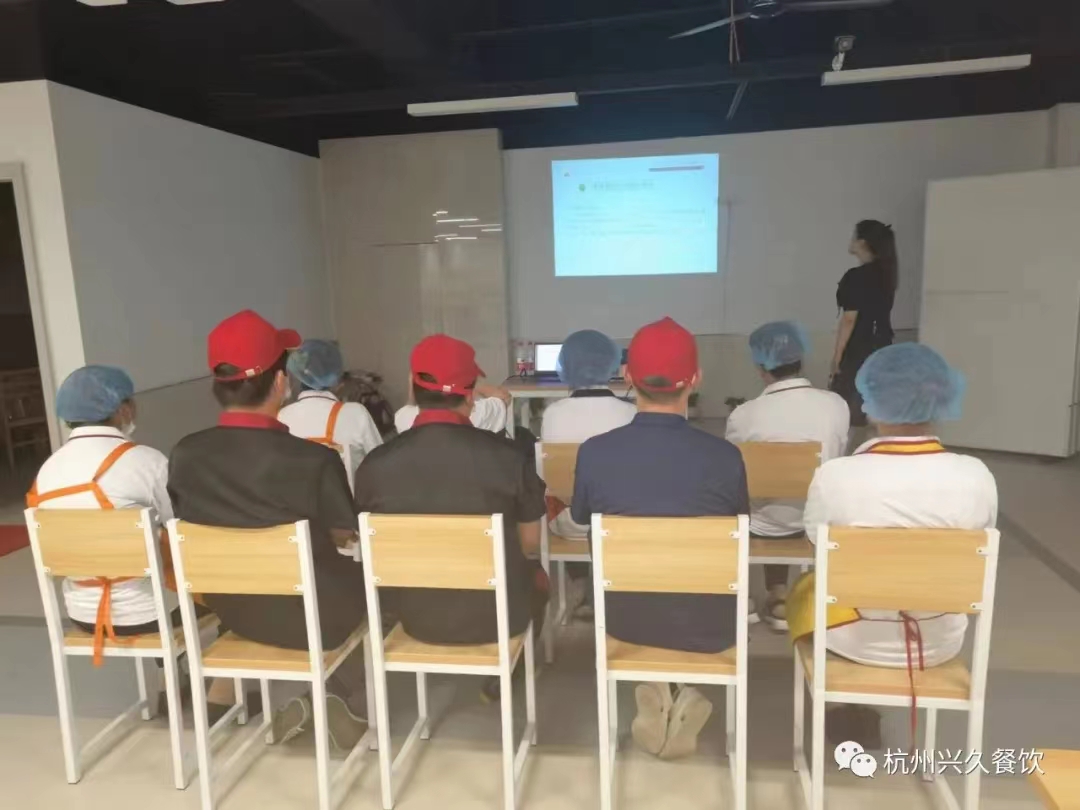 三个黑人玩一个女4P文